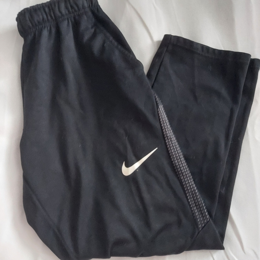 Nike. Youth Large. Black. Training Pants. - Picture 5 of 5